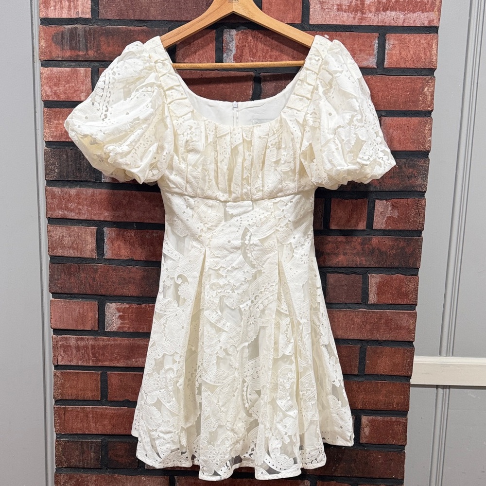 Des Fleurs White Lace Dress